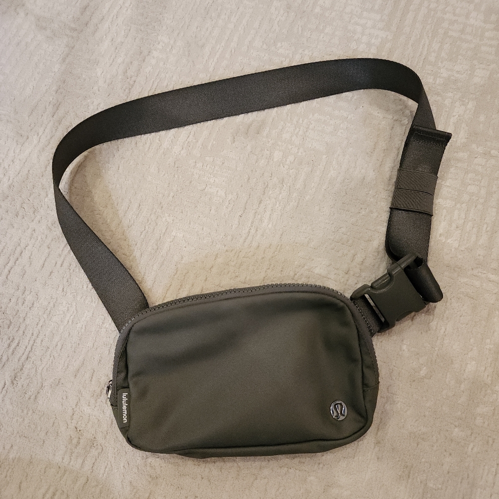 Lululemon Everywhere Belt Bag dark green
